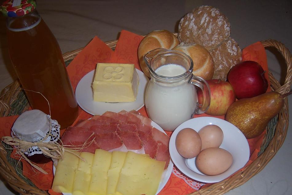 Lieber gemütlich in der Wohnung frühstücken? Der Korb enthält alle Zutaten, die gewünscht werden 