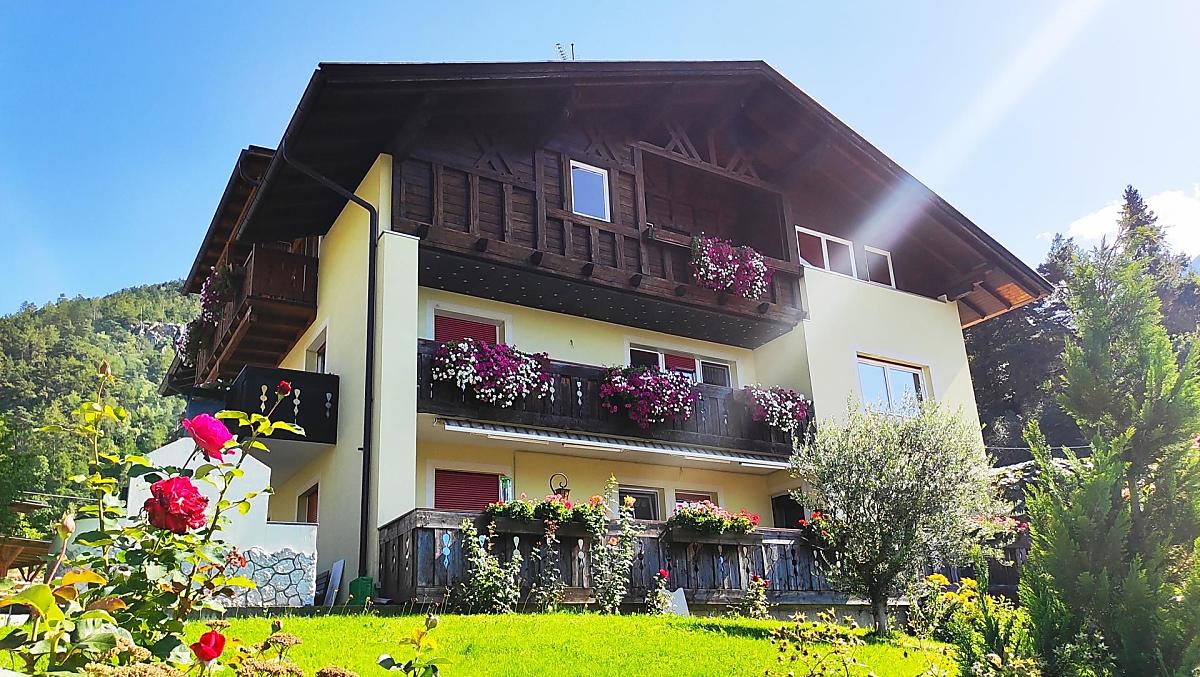 Unser Bauernhaus. Schön und ruhig gelegen mit grandioser Weitsicht .