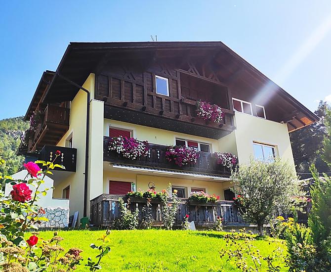 Unser Bauernhaus. Schön und ruhig gelegen mit grandioser Weitsicht .