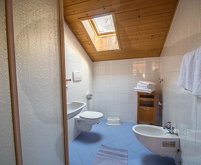 Badezimmer mit Dusche
