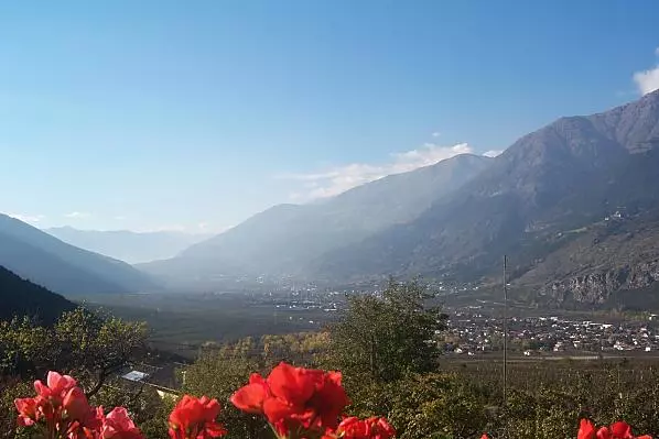 Schöner Balkon mit Abendsonne und wunderschöner Sicht ins Tal sowie auf die umliegenden Berge.