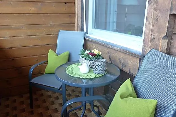 Schöner, großer Balkon mit Morgensonne. Ein Tisch sowie zwei Liegestühle laden zum Verweilen ein.