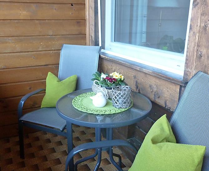 Schöner, großer Balkon mit Morgensonne. Ein Tisch sowie zwei Liegestühle laden zum Verweilen ein.