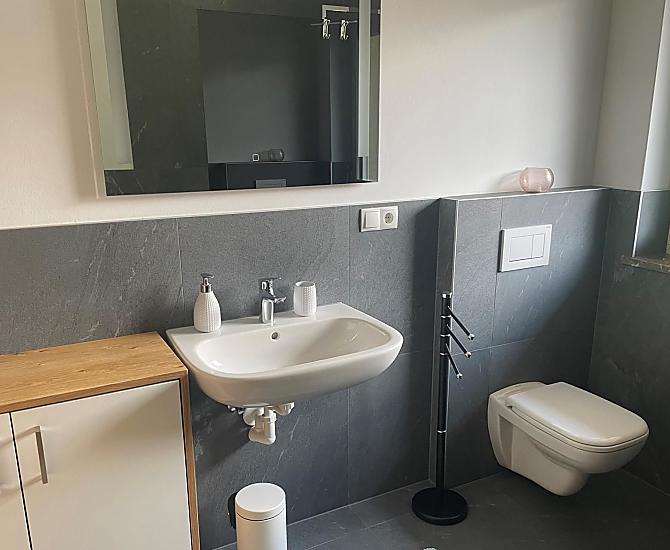 Modernes Badezimmer mit großer Dusche und Fenster 
