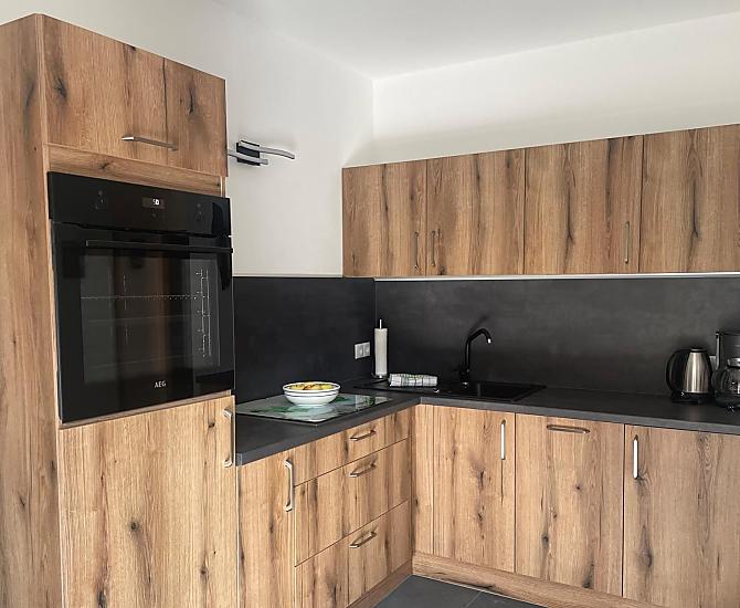 In der Küche befinden sich: Spülmaschine, Kaffeemaschine, Wasserkocher, Toaster, Backofen, vier Kochplatten und ein Sodastream.