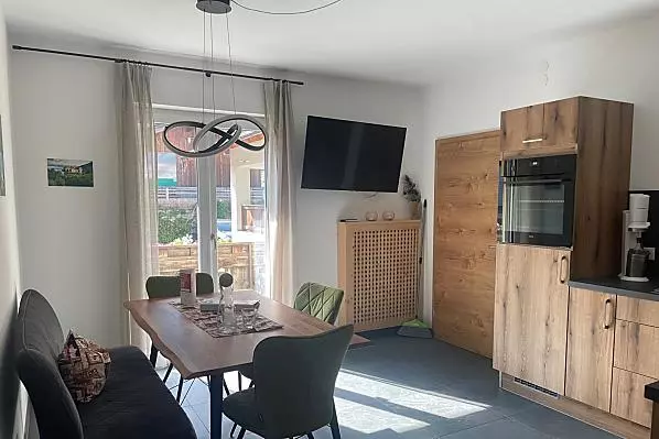 Schöne Wohnküche mit gut ausgestatteter Küchenzeile und Zutritt zu einem großen Balkon mit Morgensonne.