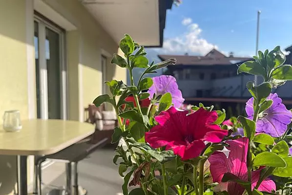 Das Besondere an dieser Wohnung: Sie verfügt über drei wunderschöne Balkone mit Morgensonne, Abendsonne und grandioser Aussicht.