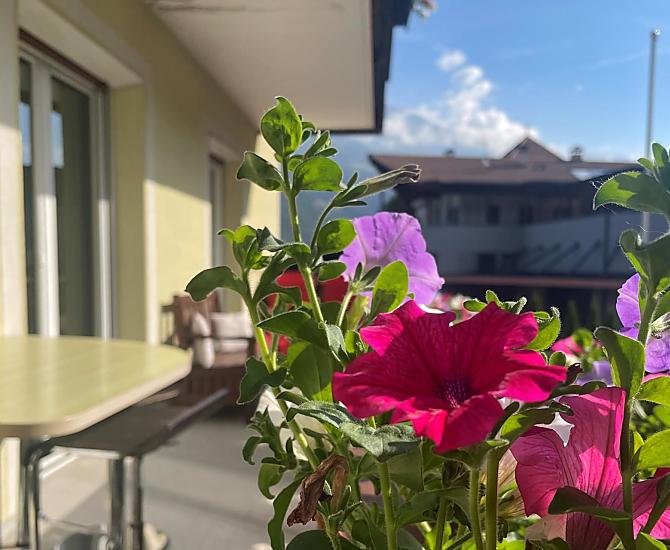 Das Besondere an dieser Wohnung: Sie verfügt über drei wunderschöne Balkone mit Morgensonne, Abendsonne und grandioser Aussicht.