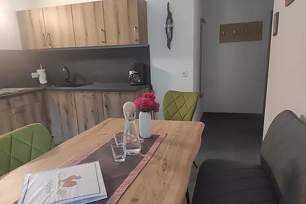 Schöne Wohnküche mit sehr gut ausgestatteter Küchenzeile mit Spülmaschine, Backofen... Zugang zu einem großen Balkon mit Morgensonne.