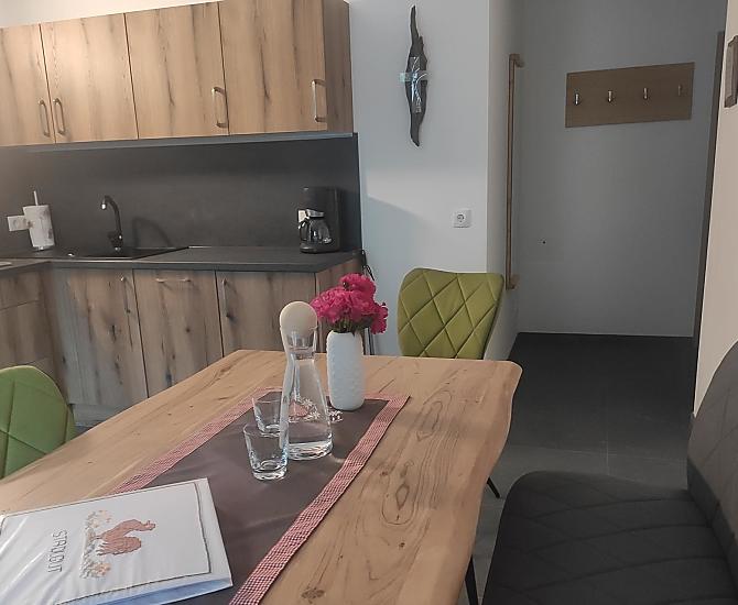 Schöne Wohnküche mit sehr gut ausgestatteter Küchenzeile mit Spülmaschine, Backofen... Zugang zu einem großen Balkon mit Morgensonne.