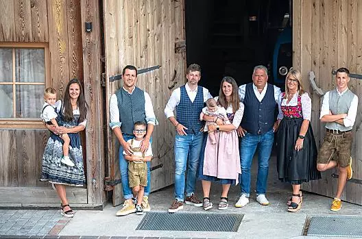 Stephy mit Willi, Hannes mit Toni, Andi, Elisa mit Maja, Sepp, Rosalinde, Peter