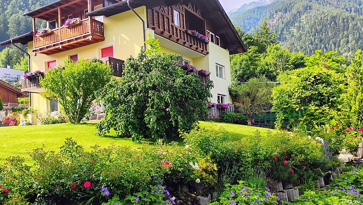 Frühling bei uns im Vinschgau: Erleben Sie das Meer aus tausenden Blüten von Ende April bis Mitte Mai