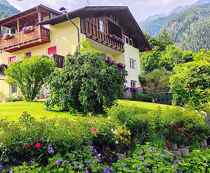 Frühling bei uns im Vinschgau: Erleben Sie das Meer aus tausenden Blüten von Ende April bis Mitte Mai