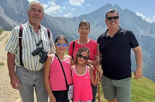 Familie Mair: Bauer Gregor mit Bäuerin Maria, Sohn Hannes mit den Enkelkindern Julia und Sophia.