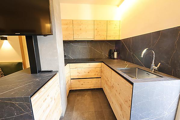 Sehr praktisch eingerichtete Küche im cleanen Stil zwischen Holz und Stein, ausgestattet mit allem, was man so braucht!