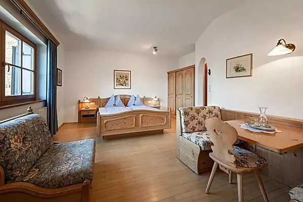 Großes Doppelzimmer in Fichte mit Sitzecke, ausziehbarer Couch und Balkon