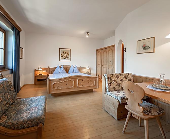 Großes Doppelzimmer in Fichte mit Sitzecke, ausziehbarer Couch und Balkon