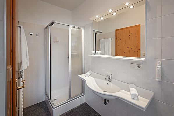 Helles Badezimmer mit Dusche und Bidet