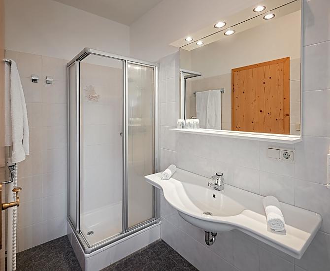 Helles Badezimmer mit Dusche und Bidet