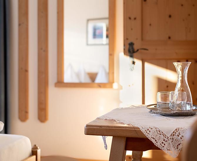 Helles Doppelzimmer in Fichte mit Sitzecke
