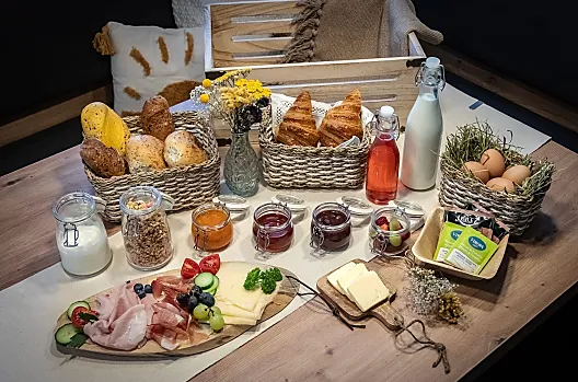 Breakfast basket: enjoyment basket