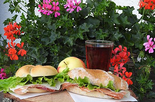 Lunch-Paket mit hofeigenen und einheimischen Produkten