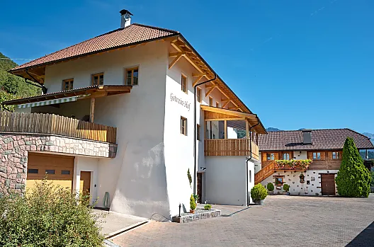 Haupthaus und ehemaliger Kuhstall, in dem sich heute die Ferienwohnung Traube befindet.