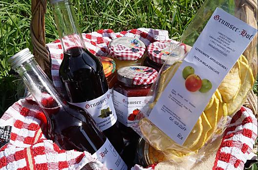 On request, we offer our guests a basket with the farm's own products.