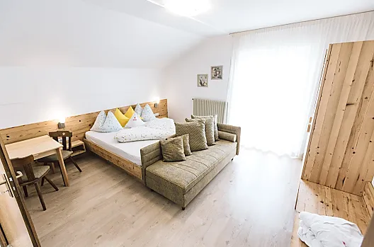 Die Wohnung Obstgarten ist ideal für Familien oder Gruppen, die Urlaub inmitten der Natur verbringen möchten.