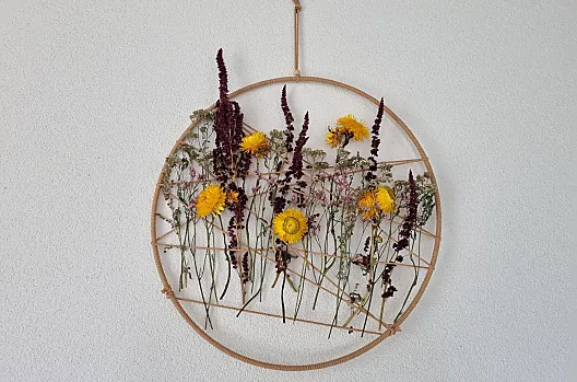 Selbstgemachte Wanddekoration mit Wildblumen und Blumen aus unserem Garten