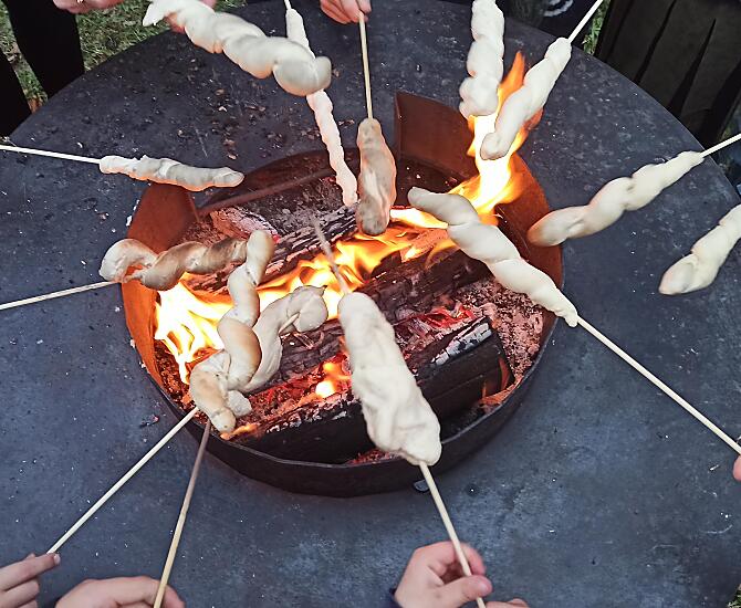 Stockbrot grillen am Lagerfeuer