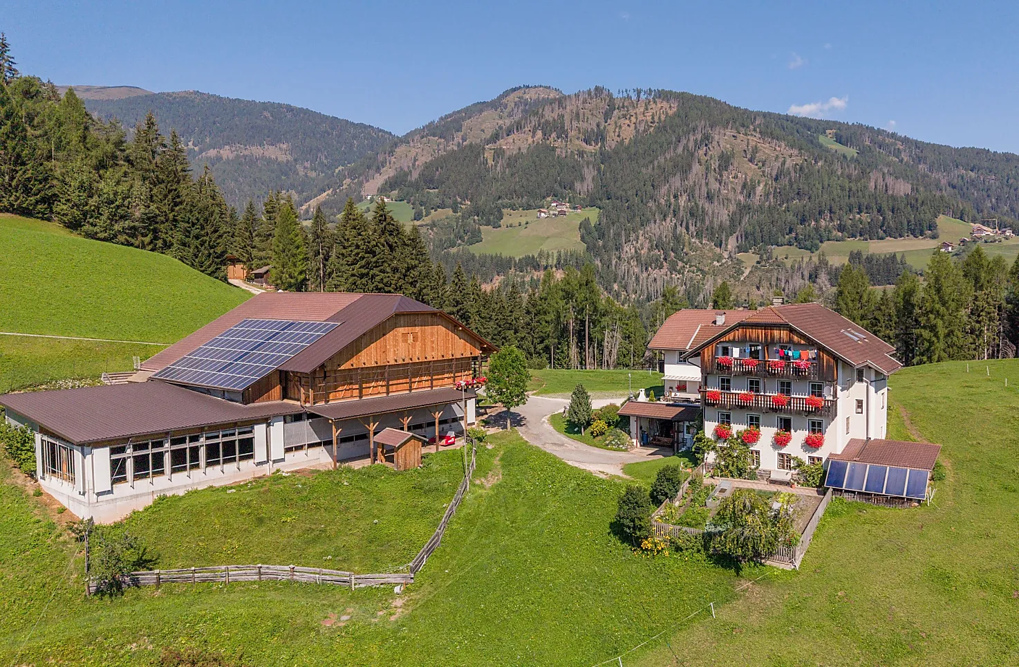 Unsere Ferienwohnungen liegt in absoluter Alleinlage in St. Martin in Thurn – umgeben von Wiesen, Bergen und echter Ruhe.