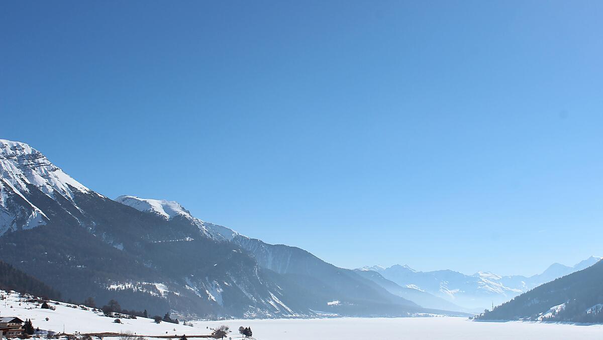 Balkonaussicht im Winter auf den Reschensee