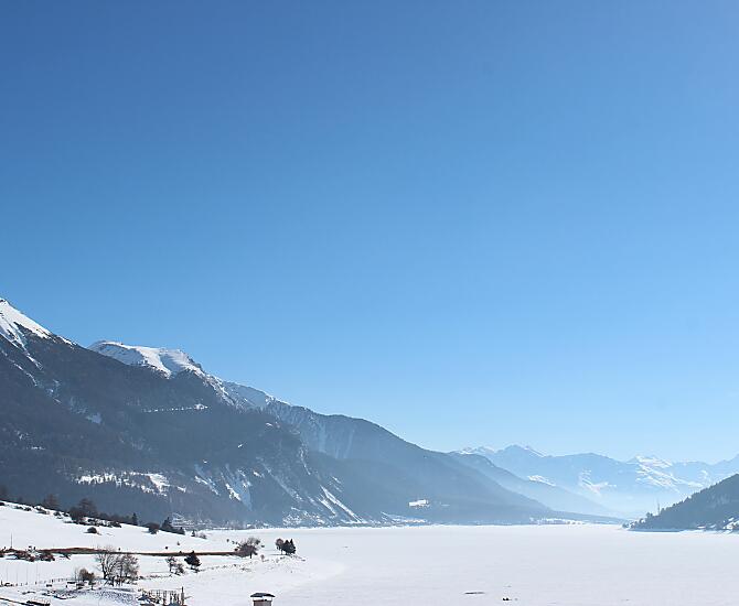Balkonaussicht im Winter auf den Reschensee