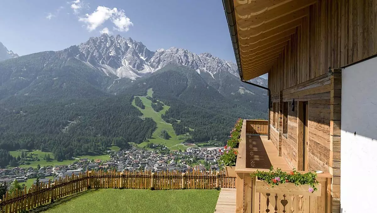 Außenbereich mit Panoramablick auf den Haunold
