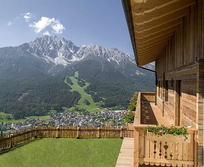 Außenbereich mit Panoramablick auf den Haunold