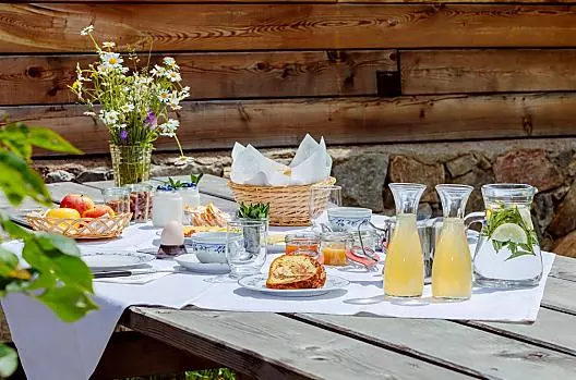 Frühstück im Gartenbereich