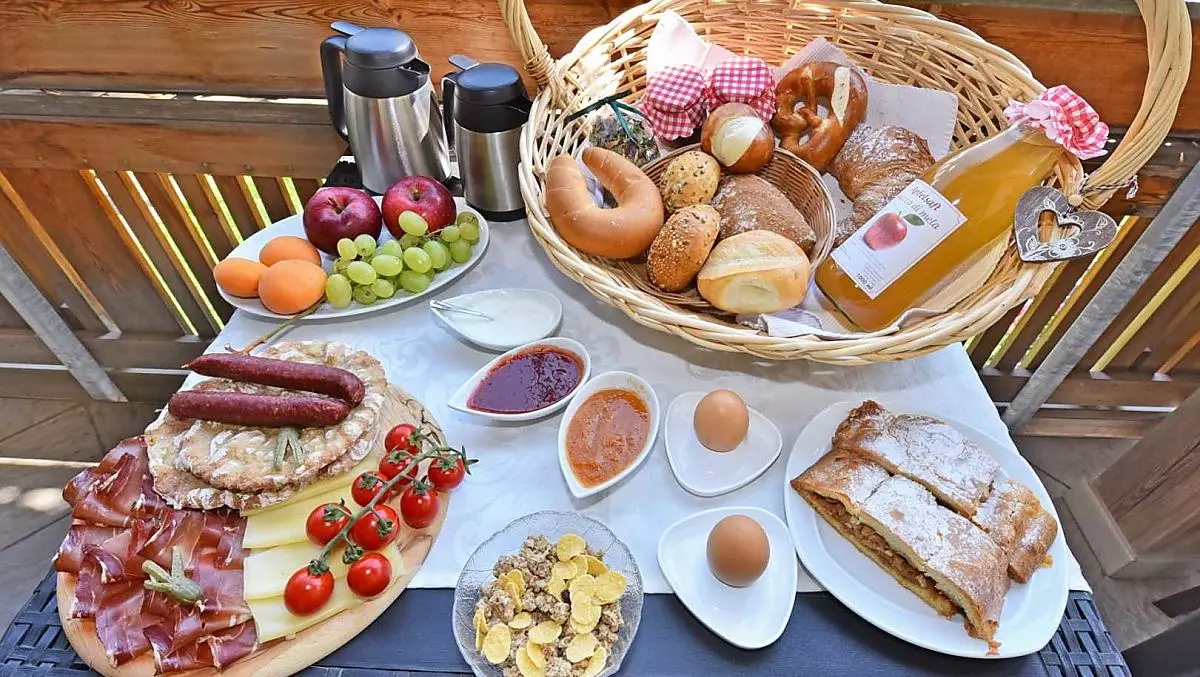 Frühstück mit hausgemachten Marmeladen und Säften aus hofeigenen Früchten, frischem Apfelstrudel und Speckjause mit Käse aus naher Umgebung