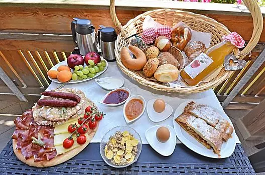 Frühstück mit hausgemachten Marmeladen und Säften aus hofeigenen Früchten, frischem Apfelstrudel und Speckjause mit Käse aus naher Umgebung