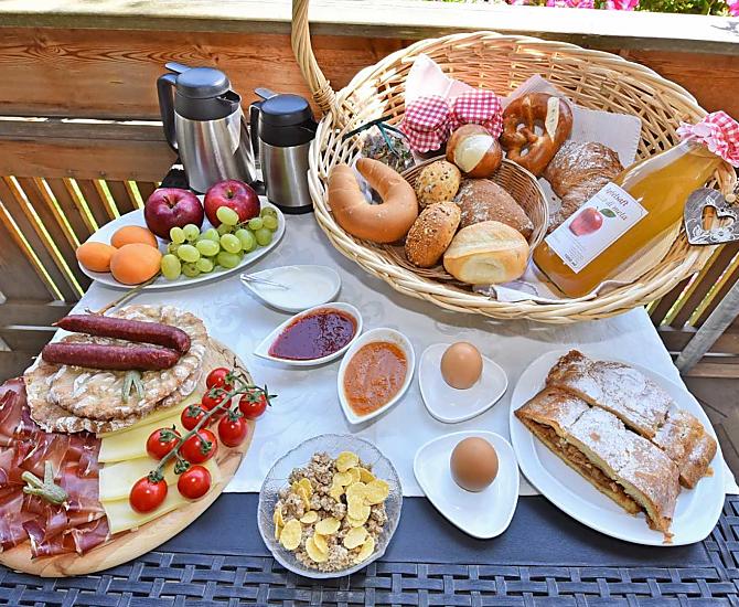 Frühstück mit hausgemachten Marmeladen und Säften aus hofeigenen Früchten, frischem Apfelstrudel und Speckjause mit Käse aus naher Umgebung