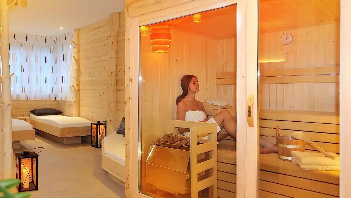 Entspannen in der finnischen Sauna oder der Kräuterdampfsauna mit Ruhebereich