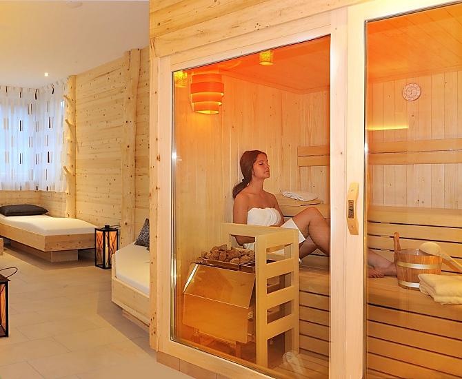 Entspannen in der finnischen Sauna oder der Kräuterdampfsauna mit Ruhebereich