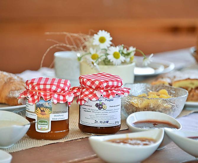 Frühstück mit hofeigenen Fruchtaufstrichen aus Früchten von unserem Obst und Honig von unseren Bienen, hausgemachter Apfelstrudel und Kuchen