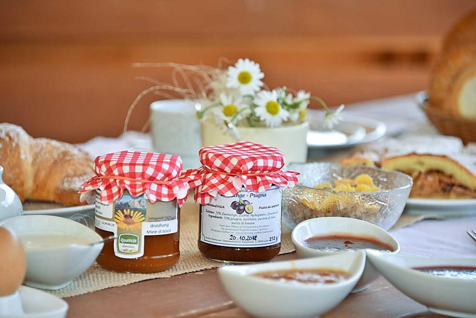Frühstück mit hofeigenen Fruchtaufstrichen aus Früchten von unserem Obst und Honig von unseren Bienen, hausgemachter Apfelstrudel und Kuchen