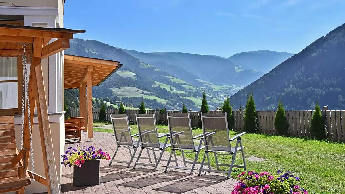 Aussicht im Außenbereich, gemütliches Sitzen in der Sonne, an den Gasttischen oder in der Hollywoodschaukel und die Ruhe genießen