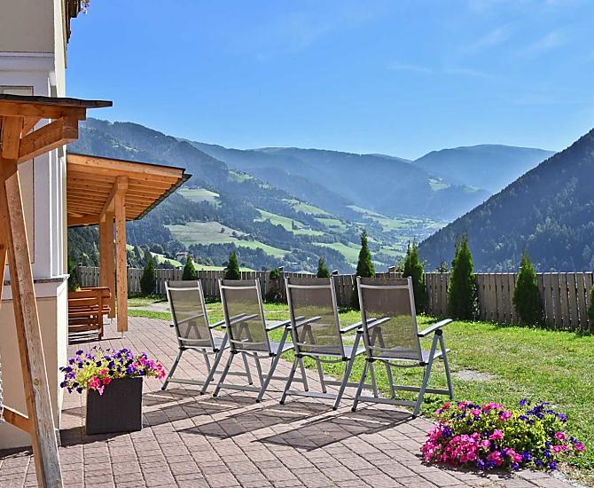 Aussicht im Außenbereich, gemütliches Sitzen in der Sonne, an den Gasttischen oder in der Hollywoodschaukel und die Ruhe genießen