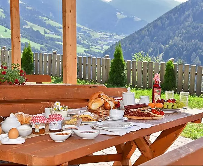 Breakfast or Tyrolean snack - indulgence in the garden on the farm!
