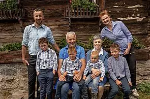 Bauer und Bäuerin, Opa Hans, Oma Martha mit den Enkeln Moritz, Laurin, Georg und Ulrich