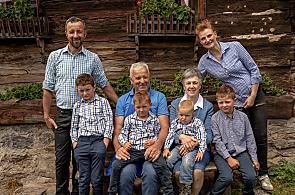 Farmer and farmer's wife, Grandpa Hans, Grandma Martha with the grandchildren Moritz, Laurin, Georg and Ulrich