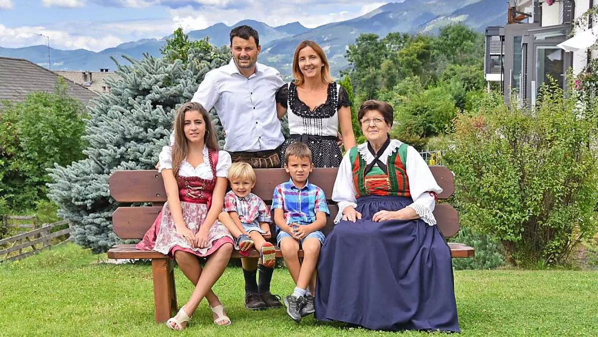 Oma Agnes, Bauer Ernst, Bäuerin Astrid, Tochter Maya und die Söhne Andreas und Hannes